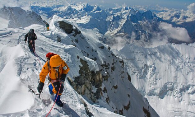 Κλείνει το Everest εξαιτίας της πανδημίας