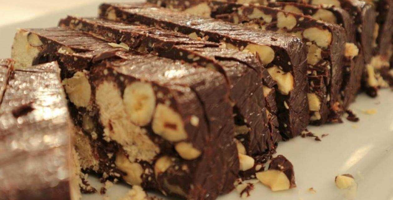 Λαχταριστός κορμός σοκολάτας με χαλβά, φουντούκια και σταφίδες