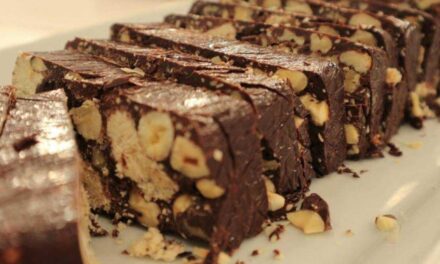 Λαχταριστός κορμός σοκολάτας με χαλβά, φουντούκια και σταφίδες