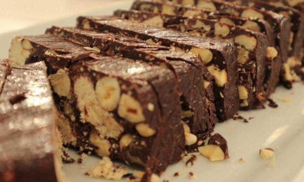 Λαχταριστός κορμός σοκολάτας με χαλβά, φουντούκια και σταφίδες