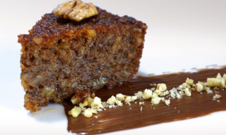 Πεντανόστιμη καρυδόπιτα με σοκολάτα – Και η νηστίσιμη εκδοχή της