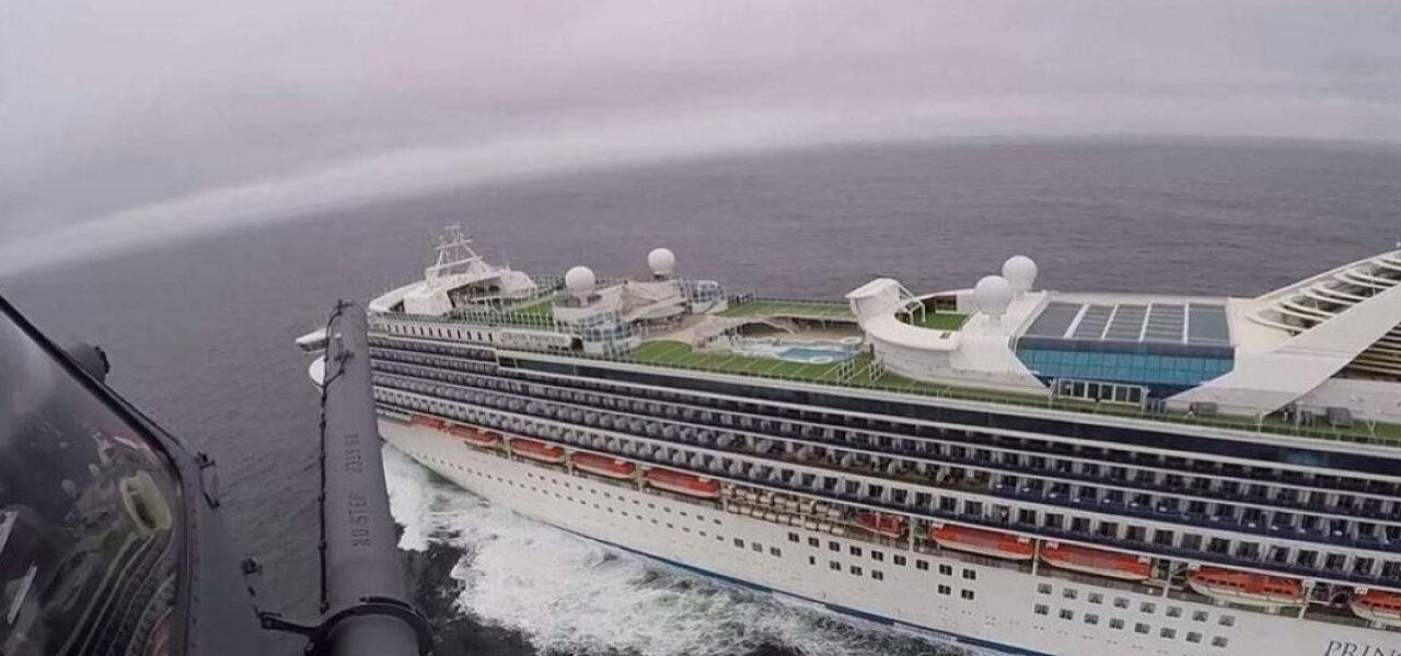 Ελικόπτερο ρίχνει τεστ για τον κορωνοϊό σε κρουαζιερόπλοιο – Δείτε το video