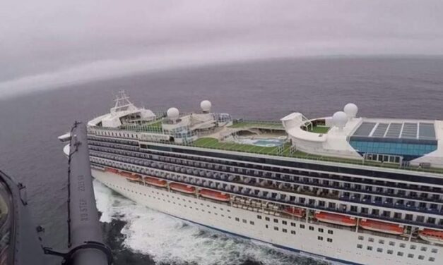 Ελικόπτερο ρίχνει τεστ για τον κορωνοϊό σε κρουαζιερόπλοιο – Δείτε το video