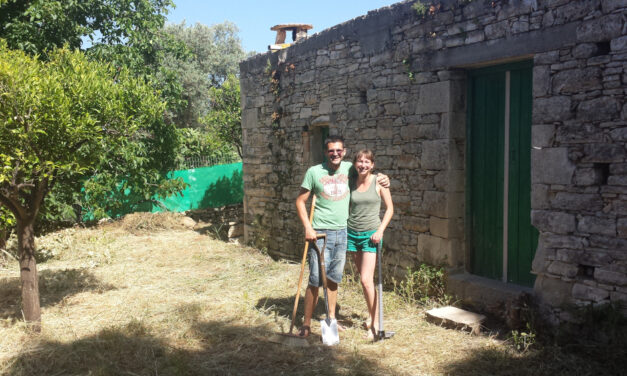 Νεαρό ζευγάρι Βρετανών εγκατέλειψε το Σασεξ για να ζήσει σε χωριό της Κρήτης