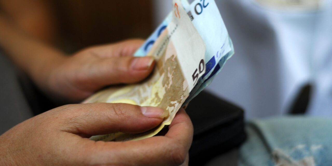 Επίδομα 800 ευρώ: Πότε θα πληρωθεί – Πόσα δικαιούνται οι μακροχρόνια και οι επιδοτούμενοι άνεργοι