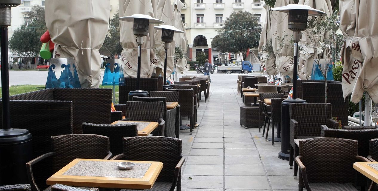 Έρευνα: 8 στους 10 Έλληνες μένουν σπίτι – Τέλος τα εστιατόρια και τα καφέ