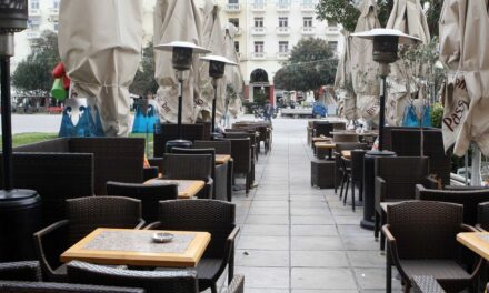 Έρευνα: 8 στους 10 Έλληνες μένουν σπίτι – Τέλος τα εστιατόρια και τα καφέ