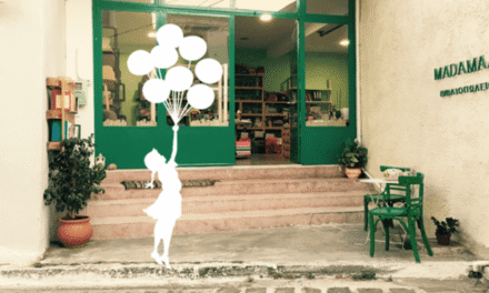 Λέσβος: Βιβλιοπωλείο που έκλεισε κρατά συντροφιά λέγοντας παραμύθι… τηλεφωνικά