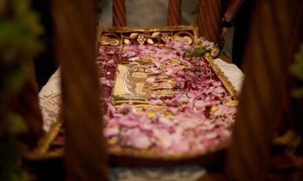 «Η ζωή εν τάφω…»: Η Μεγάλη Παρασκευή από άκρη σε άκρη στην Ελλάδα