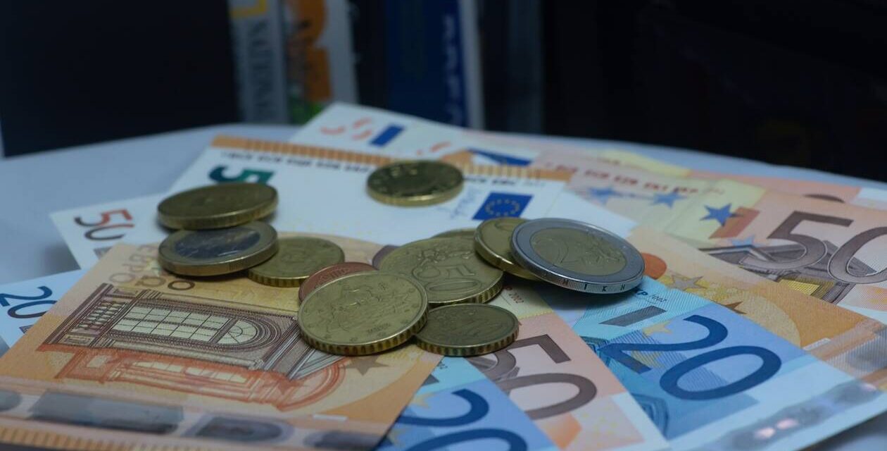 Επίδομα 800 ευρώ: Ξεκινούν από σήμερα οι πληρωμές