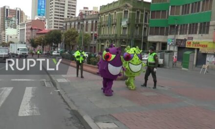 Βολιβία: Αστυνομικοί ντύνονται “κορωνοϊός” για να ενημερώσουν τους πολίτες (video)