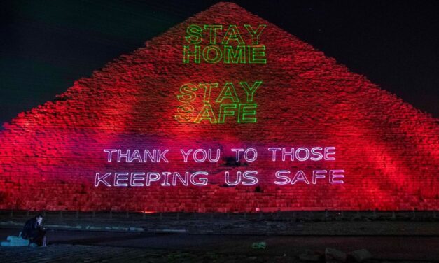Κορωνοϊός: Η Αίγυπτος στέλνει το δικό της μήνυμα φωτίζοντας την Πυραμίδα του Χέοπα