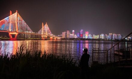 Ουχάν: Γιορτάζουν την άρση της καραντίνας με ένα εντυπωσιακό πάρτυ με led! (video)