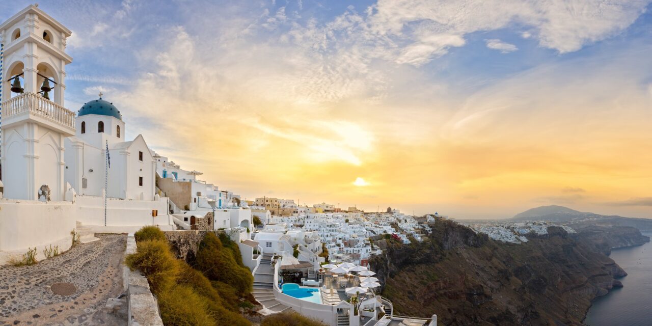 Ταξιδεύουμε μέσα από 10 αγαπημένα τραγούδια του ελληνικού πενταγράμμου