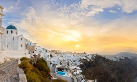 Ταξιδεύουμε μέσα από 10 αγαπημένα τραγούδια του ελληνικού πενταγράμμου