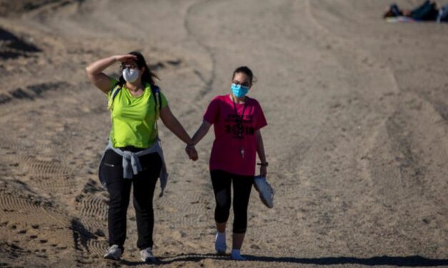Ισπανία: Ψέκασαν ολόκληρη παραλία με χλωρίνη λόγω κορωνοϊού!