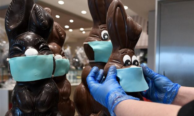Πάσχα στην εποχή του κορωνοϊού: Ζαχαροπλαστείο φτιάχνει σοκολατένια λαγουδάκια και τους βάζει… μάσκες