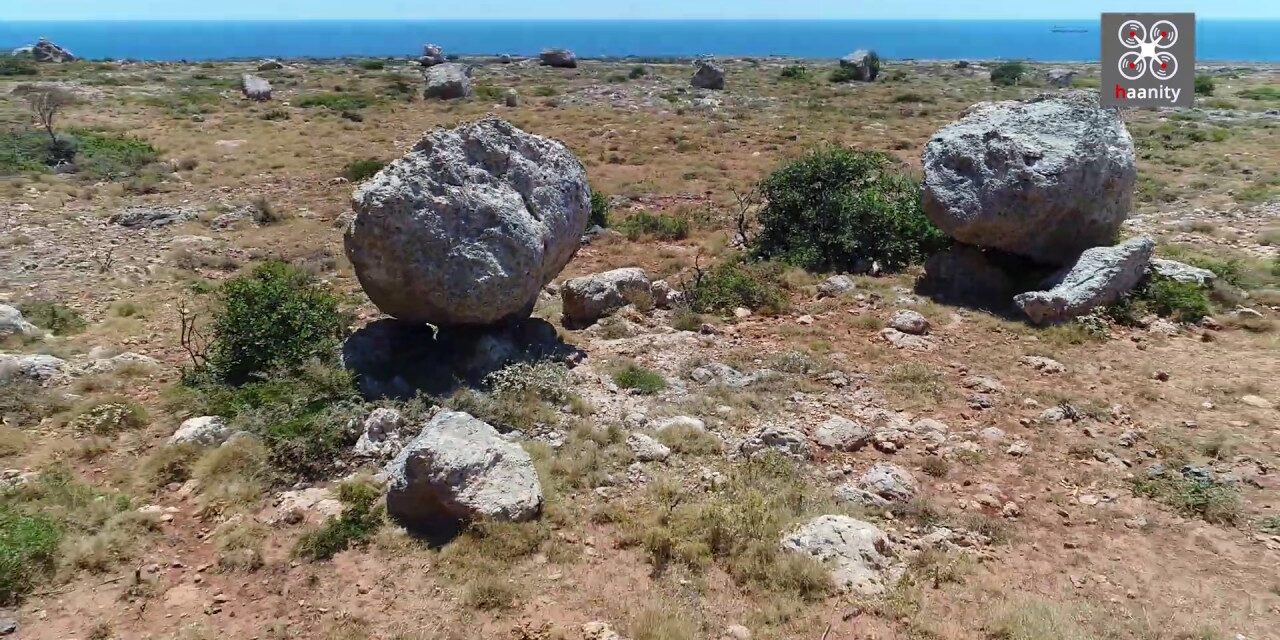 Μια απόκοσμη “έρημος”:  Mυστηριώδεις κυκλώπειοι βράχοι στην άκρη της Ελλάδας