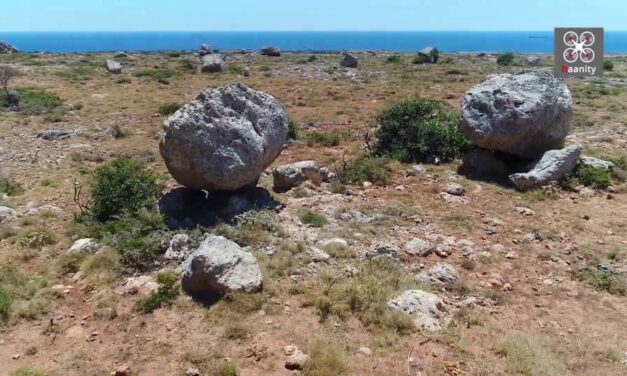 Μια απόκοσμη “έρημος”:  Mυστηριώδεις κυκλώπειοι βράχοι στην άκρη της Ελλάδας