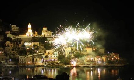 Εντυπωσιακή Ανάσταση στην ακριτική Σύμη – Έλαμψε ο ουρανός