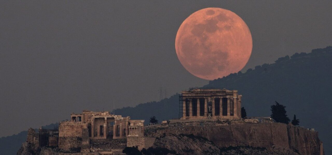 Ροζ πανσέληνος: Απόψε το μεγαλύτερο φεγγάρι του 2020