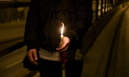 Το Άγιο Φως θα φτάσει στην Αθήνα και δεν θα πάει πουθενά αλλού – Πώς θα μεταφερθεί