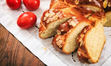 Εύκολα πασχαλινά τσουρέκια για να μοσχοβολήσει το σπίτι!