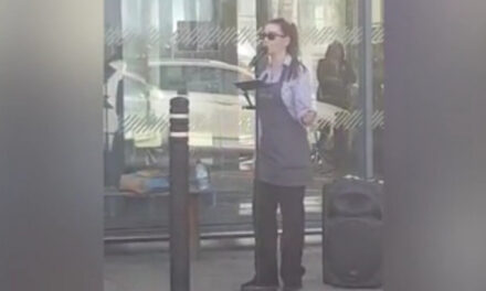 Βρετανία: Εργαζόμενη σε σούπερ μάρκετ «διασκέδασε» τους πελάτες… τραγουδώντας