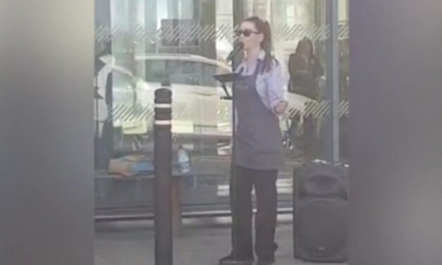 Βρετανία: Εργαζόμενη σε σούπερ μάρκετ «διασκέδασε» τους πελάτες… τραγουδώντας