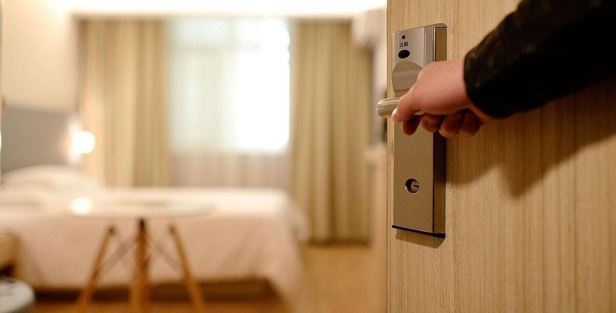 Κορωνοϊός vs τουρισμός: Κατεβάζουν ρολά 3.000 ξενοδοχεία – 113 έβαλαν πωλητήριο