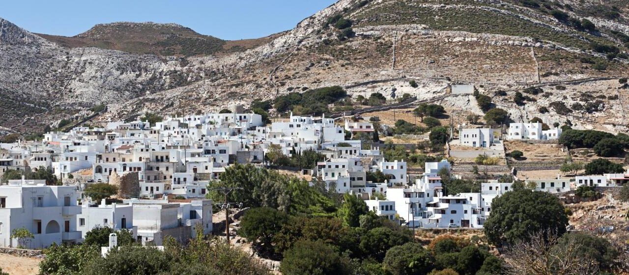 Απείρανθος: Το πανέμορφο χωριό της Νάξου που γέννησε έναν ασυμβίβαστο αγωνιστή