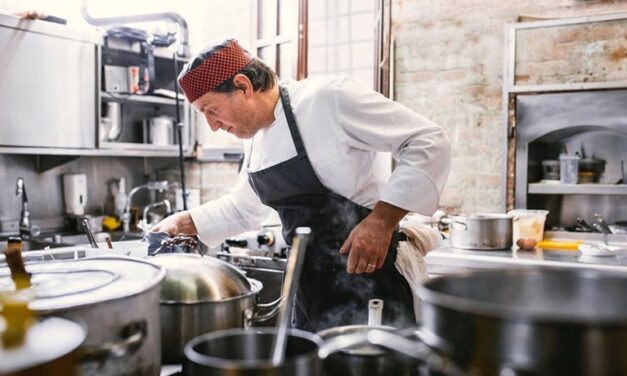 Ιταλία: Βραβευμένος σεφ στράφηκε στο μαγειρευτό φαγητό λόγω κορωνοϊού – Το διανέμει κατ’ οίκον