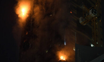 Ηνωμένα Αραβικά Εμιράτα: Πανύψηλος ουρανοξύστης τυλίχτηκε στις φλόγες (video)