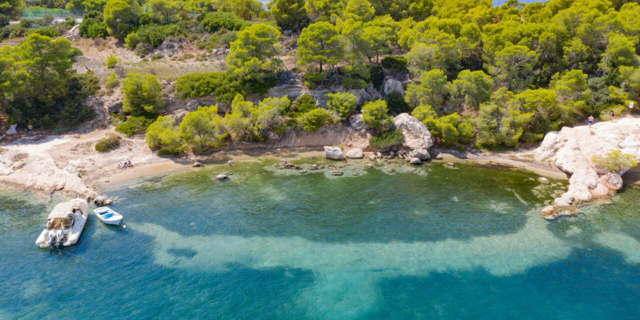 Ζωγεριά: Τα ωραιότερα γαλαζοπράσινα νερά των Σπετσών