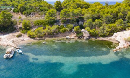 Ζωγεριά: Τα ωραιότερα γαλαζοπράσινα νερά των Σπετσών