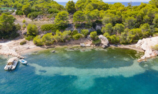 Ζωγεριά: Τα ωραιότερα γαλαζοπράσινα νερά των Σπετσών