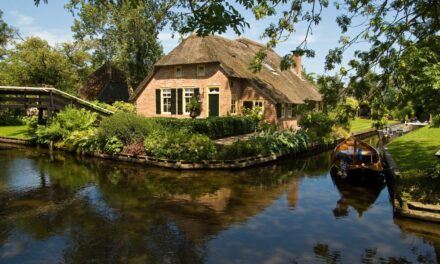 Giethoorn: Το παραμυθένιο χωριό της Ολλανδίας που δεν έχει… δρόμους!