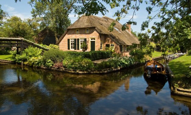 Giethoorn: Το παραμυθένιο χωριό της Ολλανδίας που δεν έχει… δρόμους!