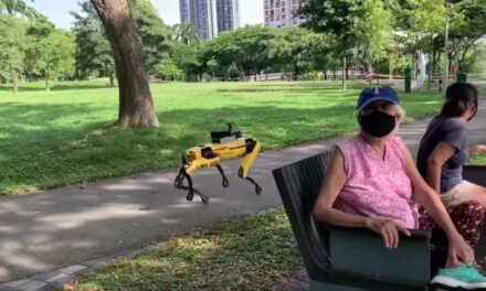 Σιγκαπούρη: Σκύλος-ρομπότ κάνει περιπολίες στα πάρκα για την τήρηση των αποστάσεων (video)