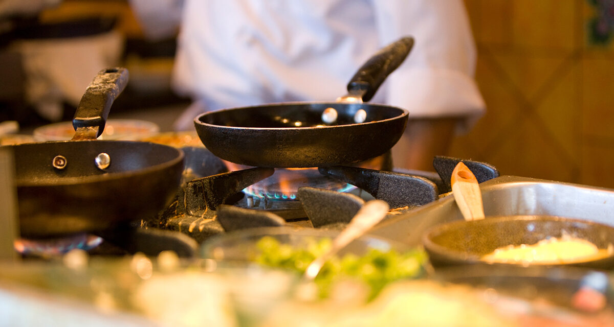 Οι μάγειρες επιστρέφουν στις κουζίνες – Το ξεκαρδιστικό βίντεο που έγινε viral!