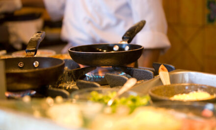 Οι μάγειρες επιστρέφουν στις κουζίνες – Το ξεκαρδιστικό βίντεο που έγινε viral!