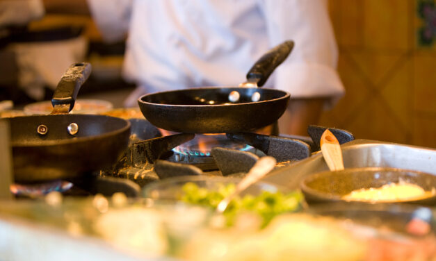 Οι μάγειρες επιστρέφουν στις κουζίνες – Το ξεκαρδιστικό βίντεο που έγινε viral!