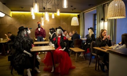 Λιθουανία: Εστιατόριο τηρεί τις αποστάσεις με έναν πρωτότυπο τρόπο