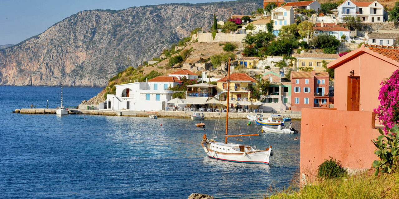 Άσσος: Το παραμυθένιο χωριό της Κεφαλλονιάς με τα γαλαζοπράσινα νερά