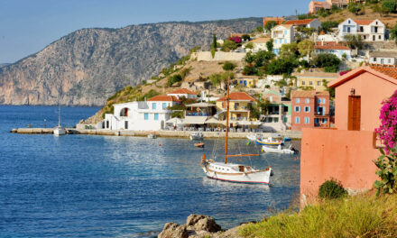 Άσσος: Το παραμυθένιο χωριό της Κεφαλλονιάς με τα γαλαζοπράσινα νερά