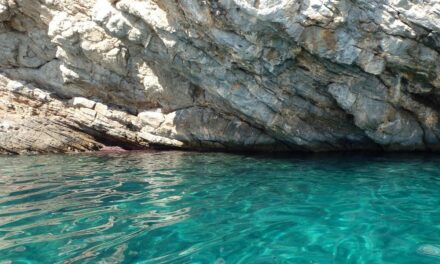 Η ομορφότερη κρυφή παραλία της Αττικής από ψηλά (video)