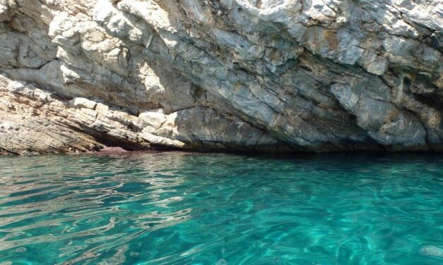 Η ομορφότερη κρυφή παραλία της Αττικής από ψηλά (video)