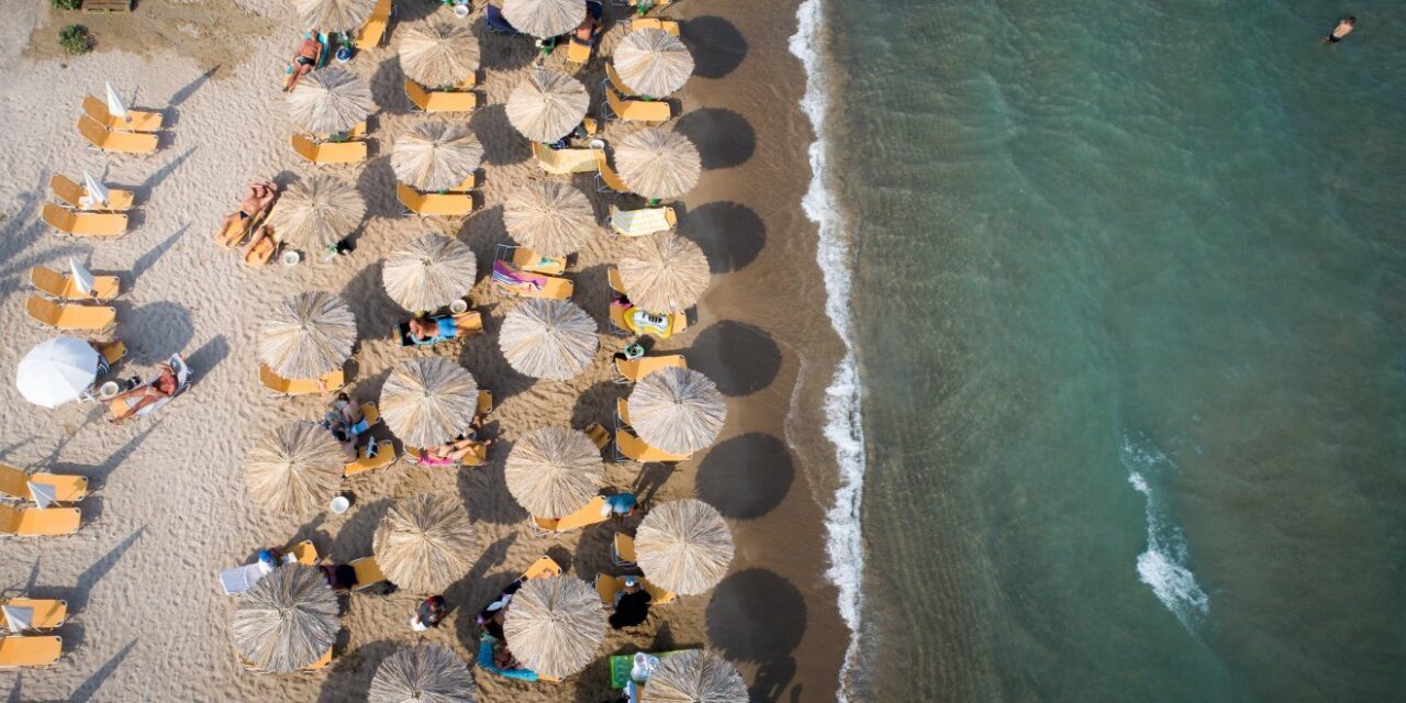 Ανοίγουν το Σαββατοκύριακο οι οργανωμένες παραλίες – Όλα τα μέτρα και οι κανόνες