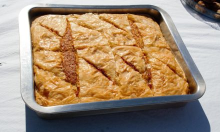 Σφολιάτσα ή Μαστιχάκι: Το γλυκό που μας ταξιδεύει στη Σύρο!