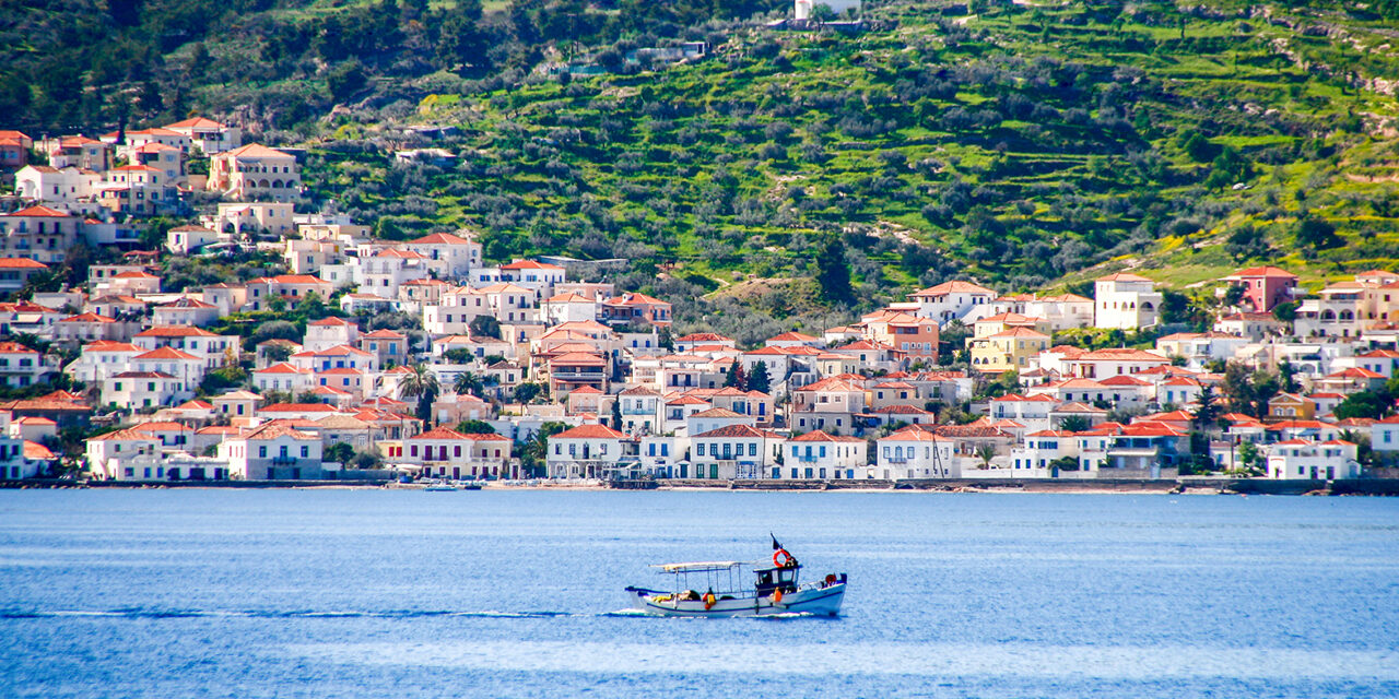 Σπέτσες: Η κοσμοπολίτισσα του Αργοσαρωνικού από ψηλά